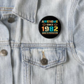 Badge Rond 5 Cm 40e anniversaire stupéfiant depuis 1982 (En situation)