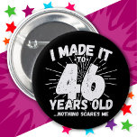 Badge Rond 5 Cm 46 Ans Mème sarcastique vieux drôle 46ème annivers<br><div class="desc">Ce drôle de design de 46ème anniversaire fait une grande blague d'humour sarcastique ou cadeau de gag de nouveauté pour un thème d'anniversaire de 46 ans ou de surprise fête de 46ème anniversaire! Histoires 'I Made it to 46 Years old... Nothing Scares Me' drôle mème de 46ème anniversaire qui va...</div>