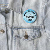 Badge Rond 5 Cm 4 mars sur le 4 mars Bouton (En situation)
