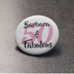 Badge Rond 5 Cm 50 et fabuleux fête d'anniversaire personnalisée<br><div class="desc">Célébrez 50 ans de style avec ce design cool de 50 ans. Le mot 50 est en texte rose et le nom & Fabulous est en texte noir. Vous pouvez personnaliser ce cadeau en changeant le nom, l'âge et les couleurs de police à ce que vous voulez. Veuillez consulter nos...</div>