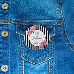 Badge Rond 5 Cm 50 roses roses roses noires rayures blanches<br><div class="desc">Classic mince bandes verticales noir et blanc comme arrière - plan. Avec des roses roses roses romantiques, féminines et roses. Un cadre blanc et noir sur l'avant avec modèle pour le nom et la date. Avec le texte : 50 et fabuleux. Lettres noires. Parfait pour un 50ème anniversaire de fête...</div>