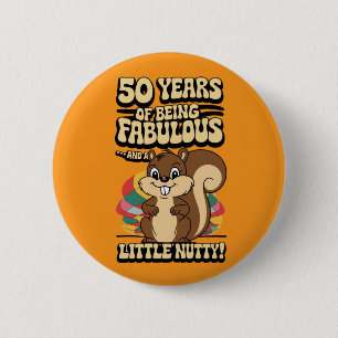 Badge Rond 5 Cm 50e anniversaire écureuil un peu noisette cinquant