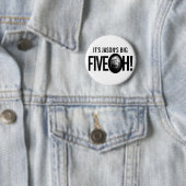 Badge Rond 5 Cm 50e Anniversaire Five oh nom photo noir blanc (En situation)