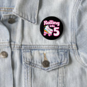 Badge Rond 5 Cm 5e anniversaire Roller Skate 5 ans (En situation)