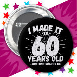 Badge Rond 5 Cm 60 ans vieux mème sarcastique drôle 60ème annivers<br><div class="desc">Ce drôle design de 60e anniversaire fait une grande blague d'humour sarcastique ou cadeau de gag de nouveauté pour un thème d'anniversaire de 60 ans ou de la fête surprise de 60e anniversaire! Histoires 'I Made it to 60 Years old... Nothing Scares Me' drôle mème de 60ème anniversaire qui va...</div>