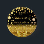 Badge Rond 5 Cm 60e anniversaire mariage diamant or arc noir<br><div class="desc">Élégant, classique, glamour. Un arc et un ruban de couleur or avec parties scintillant dorée et scintillant, un peu de bling et de luxe pour un anniversaire de mariage de diamant. Arrière - plan noir. Avec le texte : 60e anniversaire. Modèles pour vos noms, lettres d'or. Peut être utilisé comme...</div>