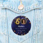 Badge Rond 5 Cm 60e anniversaire marine bleu or étoiles photo<br><div class="desc">Arrière - plan bleu marine inégal,  décoré d'étoiles dorées. Personnalisez et ajoutez une photo,  un nom,  un âge,  une date.</div>