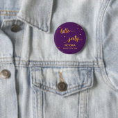 Badge Rond 5 Cm 60e anniversaire or violet nom date bonjour soixan (En situation)