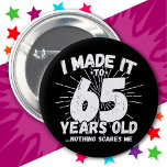 Badge Rond 5 Cm 65 ans vieux mème sarcastique drôle 65ème annivers<br><div class="desc">Ce drôle de design de 65ème anniversaire fait une grande blague d'humour sarcastique ou cadeau de gag de nouveauté pour un thème d'anniversaire de 65 ans ou surprise 65ème anniversaire! Histoires 'I Made it to 65 Years old... Nothing Scares Me' drôle mème de 65ème anniversaire qui va recevoir beaucoup de...</div>