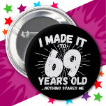 Badge Rond 5 Cm 69 Ans Mème sarcastique vieux drôle 69ème annivers<br><div class="desc">Ce drôle de design de 69ème anniversaire fait une grande blague d'humour sarcastique ou cadeau de gag de nouveauté pour un thème d'anniversaire de 69 ans ou de surprise 69ème anniversaire! Histoires 'I Made it to 69 Years old... Nothing Scares Me' drôle mème de 69ème anniversaire qui va recevoir beaucoup...</div>