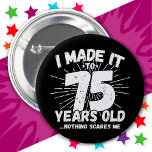 Badge Rond 5 Cm 75 ans vieux mème sarcastique drôle 75ème annivers<br><div class="desc">Ce drôle de 75ème anniversaire design fait une grande blague d'humour sarcastique ou un cadeau de gag de nouveauté pour un thème d'anniversaire de 75 ans ou une fête de 75ème anniversaire surprise! Histoires 'I Made it to 75 Years old... Nothing Scares Me' drôle 75ème anniversaire mème qui va recevoir...</div>