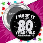Badge Rond 5 Cm 80 ans vieux mème sarcastique drôle 80ème annivers<br><div class="desc">Ce drôle de design de 80e anniversaire fait une grande blague d'humour sarcastique ou cadeau de gag de nouveauté pour un thème d'anniversaire de 80 ans ou de surprise de fête de 80e anniversaire! Caractéristiques 'I Made it to 80 Years old... Nothing Scares Me' drôle mème de 80ème anniversaire qui...</div>