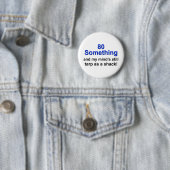 Badge Rond 5 Cm 80 quelque chose… (En situation)