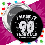 Badge Rond 5 Cm 90 ans vieux mème sarcastique drôle 90ème annivers<br><div class="desc">Ce drôle design de 90ème anniversaire fait une grande blague d'humour sarcastique ou cadeau de gag de nouveauté pour un thème d'anniversaire de 90 ans ou de la fête surprise 90ème anniversaire! Histoires 'I Made it to 90 Years old... Nothing Scares Me' drôle mème de 90ème anniversaire qui va recevoir...</div>