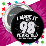 Badge Rond 5 Cm 98 Ans Mème Sarcastique vieux drôle 98ème Annivers<br><div class="desc">Ce drôle design de 98ème anniversaire fait une grande blague d'humour sarcastique ou un cadeau de gag de nouveauté pour un thème d'anniversaire de 98 ans ou une fête surprise de 98ème anniversaire! Histoires 'I Made it to 98 Years old... Nothing Scares Me' drôle mème de 98ème anniversaire qui va...</div>