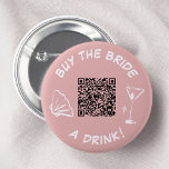 Badge Rond 5 Cm Acheter L'Épouse Un Verre Bachelorette Rose<br><div class="desc">Ce bouton ludique est parfait pour une soirée branchée en bachelorette ! Doté d'un arrière - plan rose élégant et d'un message audacieux "Achetez une boisson à la mariée !", d'un verre à martini fantaisiste et d'un code QR pratique, ce bouton sera certainement un succès pour votre fête de mariée...</div>