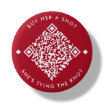 Badge Rond 5 Cm Achetez-Lui Une Capture | Bachelorette Bouton Code<br><div class="desc">Rouge minimal "Achetez-lui un coup,  elle est en train de nouer" bouton. Avec un code QR personnalisable ! Il suffit d'ajouter la mariée à l'URL Venmo,  Cashapp ou PayPal d'être dans la zone fournie dans le "personnaliser ce modèle",  et un code QR flambant nouveau va générer sur le design.</div>