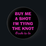 Badge Rond 5 Cm Achetez-moi un tir que j'attache le bouton de<br><div class="desc">Achetez-moi un tir que j'attache le bouton de noeud pour que la jeune mariée soit. Citation drôle pour la partie de bachelorette. Noir et lettres roses au néon. Faites un pour la jeune mariée et les demoiselles d'honneur.</div>