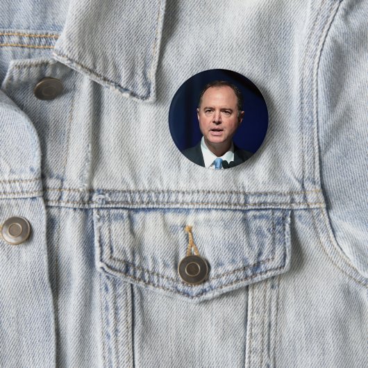 Badge Rond 5 Cm Adam Schiff (En situation)