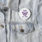 Badge Rond 5 Cm Adorable Papillon Gigi "Est 2020" (En situation)