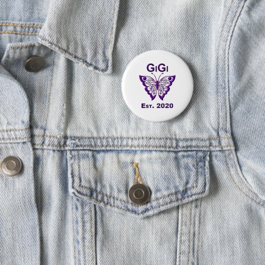 Badge Rond 5 Cm Adorable Papillon Gigi "Est 2020" (En situation)