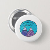 Badge Rond 5 Cm Adventure Await Mountain Peaks (Devant & derrière)