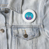 Badge Rond 5 Cm Adventure Await Mountain Peaks (En situation)
