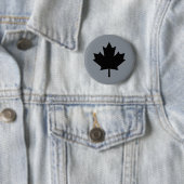 Badge Rond 5 Cm Affichage de Canadian Black Maple Leaf (En situation)