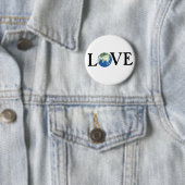 BADGE ROND 5 CM AIME LA TERRE (En situation)