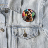 Badge Rond 5 Cm Airedale chien avec gâteau et ballons (En situation)