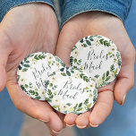 Badge Rond 5 Cm Albâtre Floral Wreath Bridesmaid<br><div class="desc">Identifiez les joueurs clés de votre douche nuptiale avec nos boutons floraux élégants et doucement chics. Bouton est doté d'une couronne florale vert et blanc à aquarelle avec "demoiselle d'honneur" inscrite à l'intérieur en écriture manuscrite.</div>