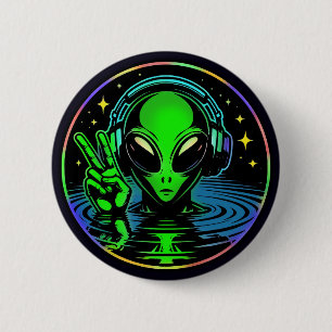 Badge Rond 5 Cm Alien dans les casques donnant un signe de paix