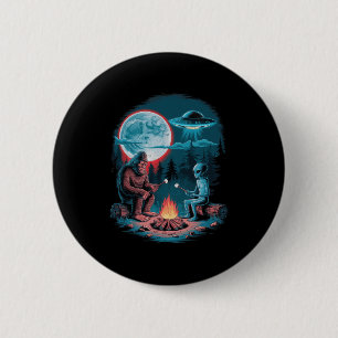 Badge Rond 5 Cm Alien Drôle Et Bigfoot Faisant Une Randonnée Lune