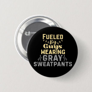 Badge Rond 5 Cm Alimenté par des gars portant des sweatpants gris