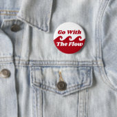 Badge Rond 5 Cm Aller Avec Le Flux Menstruation Red Wave Slogan (En situation)