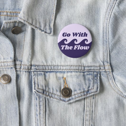 Badge Rond 5 Cm Aller Avec Le Flux Menstruation Violet Vague Sloga (En situation)
