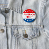 BADGE ROND 5 CM "AMERICA FIRST" (En situation)