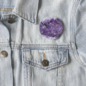 Badge Rond 5 Cm Améthyste Geode - pierre gemme en cristal violette (En situation)