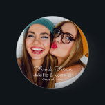 Badge Rond 5 Cm Amis pour toujours | télécharger photo ajouter des<br><div class="desc">Téléchargez votre photo, ajoutez des noms et la date "classe de" pour faire que ce soit le vôtre. Un grand cadeau pour les meilleurs amis qui quittent l'école et veulent toujours avoir leurs meilleurs copains avec eux. Grand cadeau pour les amis pour les fêtes de fin d'études. Un souvenir parfait...</div>