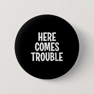 Badge Rond 5 Cm Amusant Ici Vient Trouble Plaisanterie Famille Sar