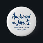 Badge Rond 5 Cm Ancré Dans Love Beach Mariage Nautique<br><div class="desc">Célébrez votre mariage avec ce bouton "Ancré dans l'amour" avec vos noms et date de mariage. Parfait pour les soirées bachelorette et les douches nuptiales !</div>