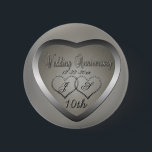 Badge Rond 5 Cm Anniversaire de Tin Punché 10 ans<br><div class="desc">Le cadeau traditionnel de l'anniversaire du Mariage de 10 ans est l'étain. Conformément à cette tradition,  nous avons créé notre design du 10e anniversaire de Mariage de la marque Punched Tin Look. Veuillez noter que tous les ornements sont numériquement créés pour paraître réalistes.</div>