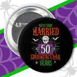 Badge Rond 5 Cm Anniversaire du 50e Mariage de Spooktacular d'Hall<br><div class="desc">Ce drôle de design d'anniversaire mariage d'Halloween est parfait pour un couple marié célébrant 50 ans de mariage spooktaculaire! Conception de couple amusant pour une soirée d'anniversaire de 50e mariage à thème d'octobre ou d'Halloween. Caractéristiques 'We've been Married 50 Spooktacular Years' citation de 50e anniversaire de mariage qui est parfait...</div>