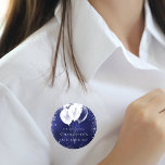 Badge Rond 5 Cm Anniversaire marine bleu argent parties scintillan<br><div class="desc">Pour un 18e anniversaire (ou tout âge). Bleu bleu marine, la couleur bleue est inégale. Décoré de parties scintillant en faux argent, de mousseux et de ballons blancs. Personnalisez et ajoutez un nom. Lettres blanches. Peut être utilisé comme étiquette de nom/service de fête ou comme rappel Enregistrer la date pour...</div>