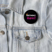 BADGE ROND 5 CM ANNIVERSAIRE REINE (En situation)