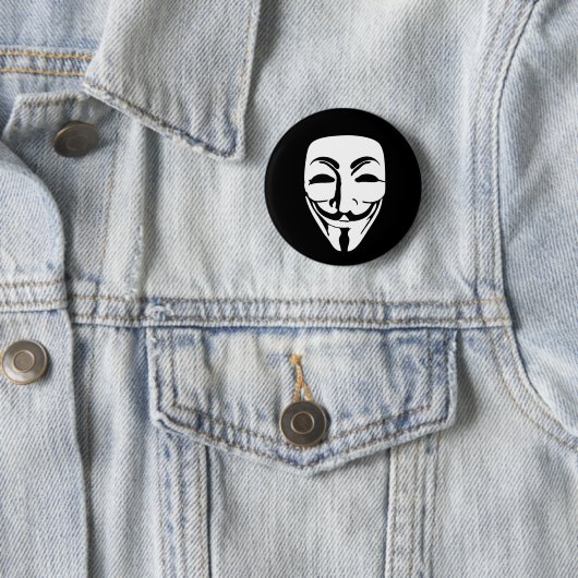 BADGE ROND 5 CM ANONYMOUS MASK (En situation)