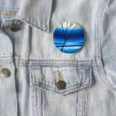 Badge Rond 5 Cm Arbre Abstrait Ciel Bleu (En situation)