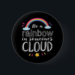 Badge Rond 5 Cm Arc-en-ciel dans la citation inspirée du nuage de<br><div class="desc">Soyez Un Arc En Ciel Dans Le Nuage De Quelqu'Un. Un design d'arc-en-ciel coloré inspirant et motivant pour ceux qui aiment trouver l'arc-en-ciel après la pluie. Cool, mignon et belle vie citent des marchandises pour ceux qui aiment à encourager quelqu'un et éclairer leur journée. Parfait pour célébrer la Journée nationale...</div>
