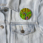 Badge Rond 5 Cm Arc en ciel libellule et fleur (En situation)