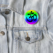 Badge Rond 5 Cm Arc-en-ciel OM (En situation)